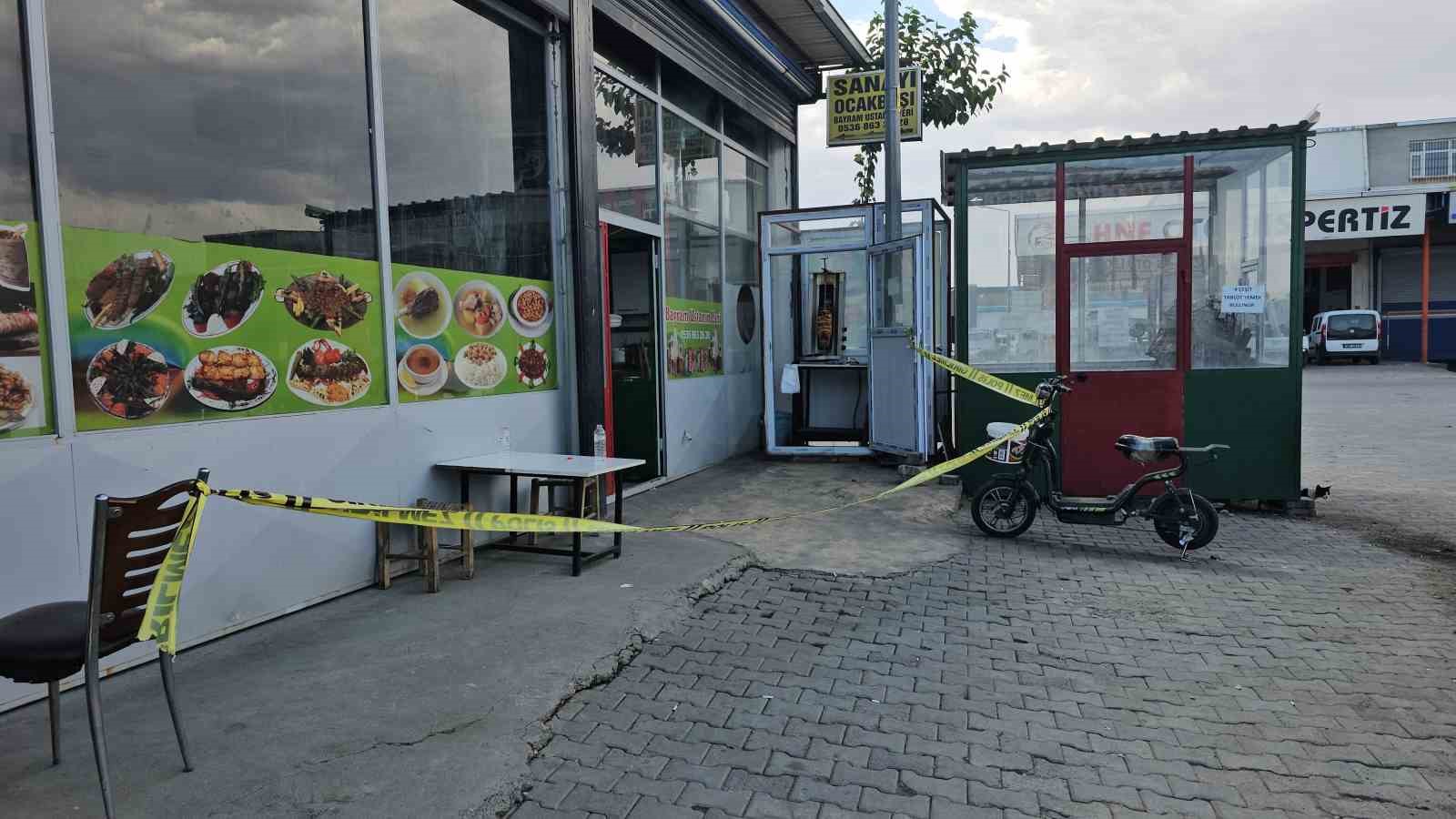 Diyarbakır’da kardeşler çatıştı, sanayide bulunan uzman çavuş ve çalışan yaralandı
