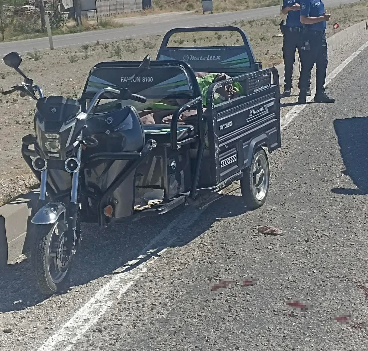 Ankara’da tırın sıkıştırdığı 3 tekerli motosiklet devrildi: 3 yaralı
