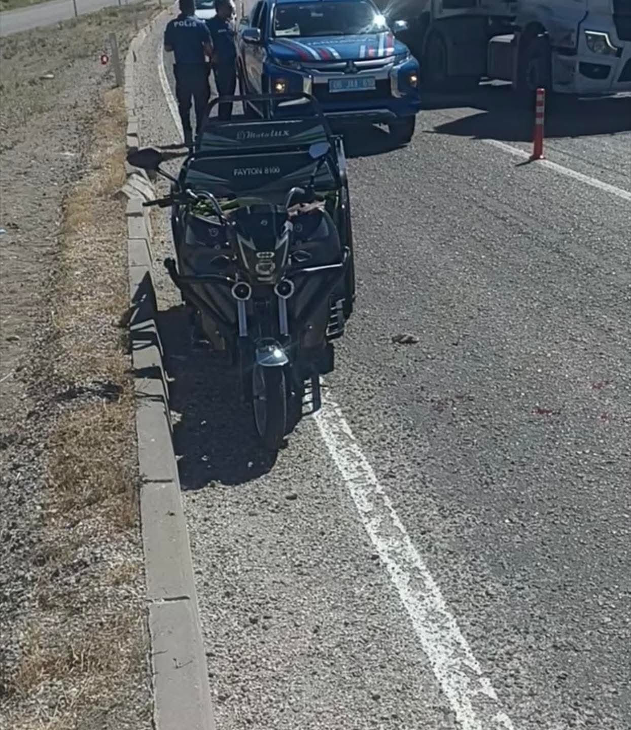 Ankara&rsquo;da tırın sıkıştırdığı 3 tekerli motosiklet devrildi: 3 yaralı

