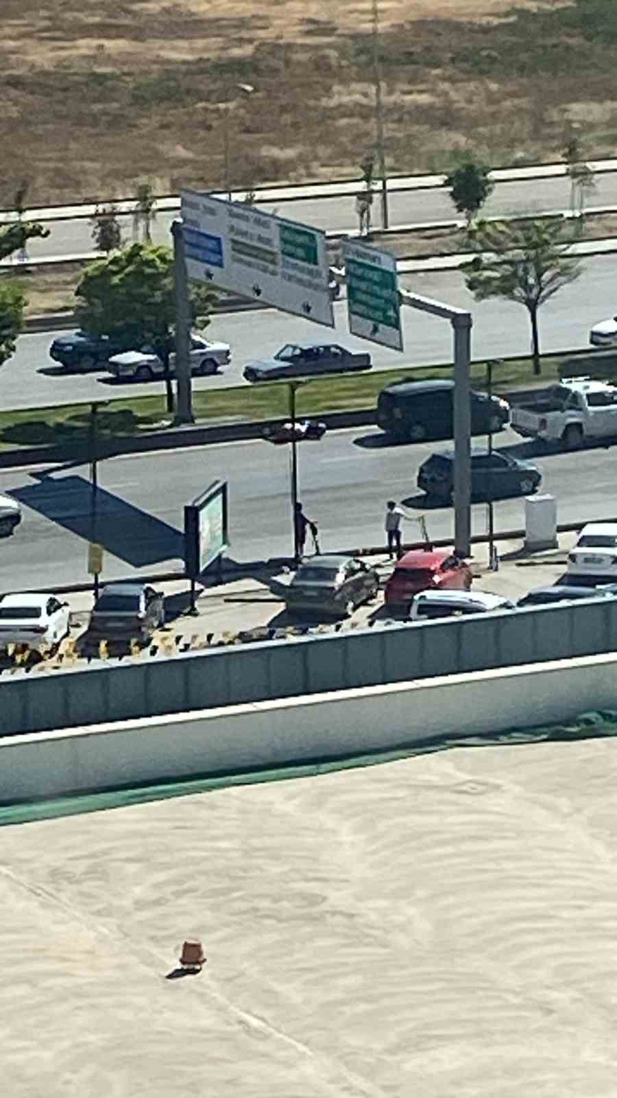 Ankara’da yolun karşısına geçmek isteyen yayaya araba çarptı