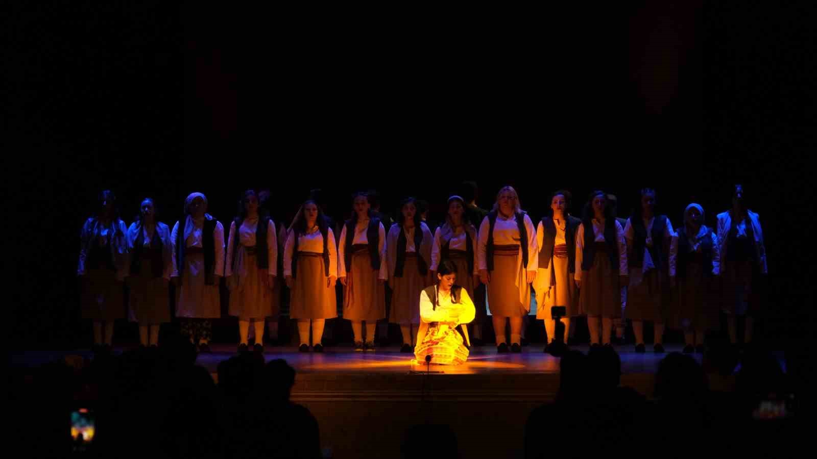 Halkevi&rsquo;nde d&ouml;nem kapanışı "Diriliş" tiyatrosu ile ta&ccedil;landı
