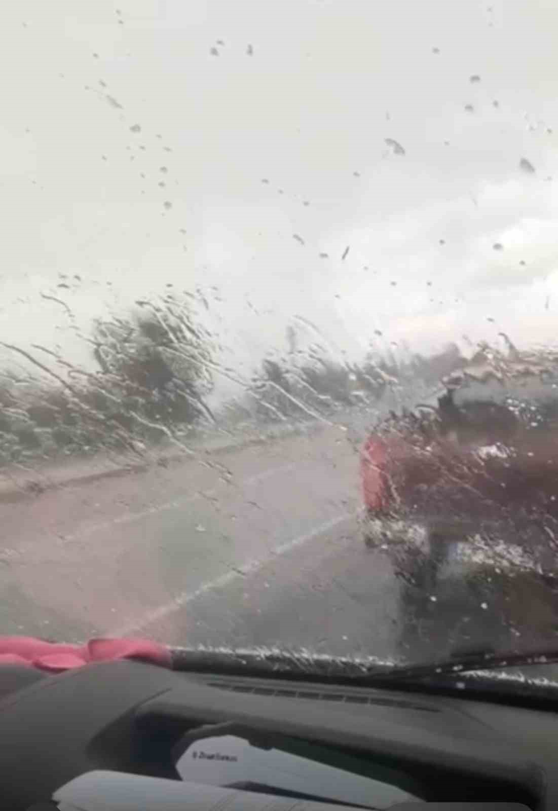 Elazığ’a kış geri geldi, dolu ve sağanak etkili oldu