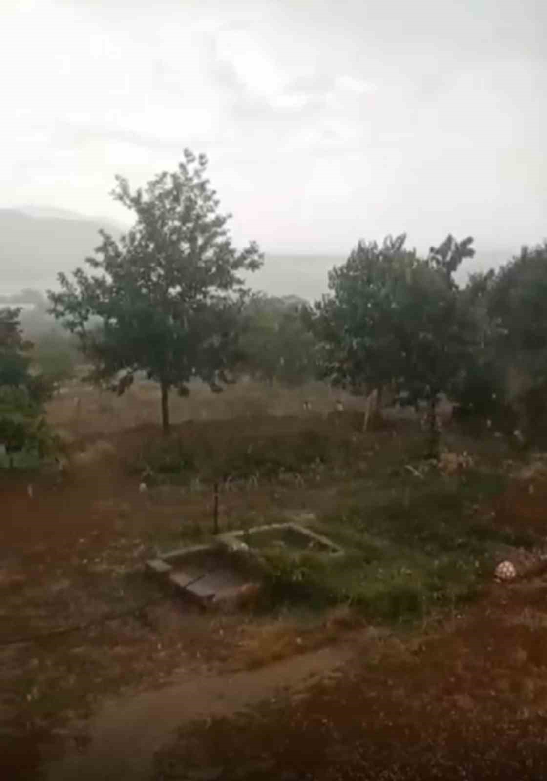 Elazığ&rsquo;a kış geri geldi, dolu ve sağanak etkili oldu
