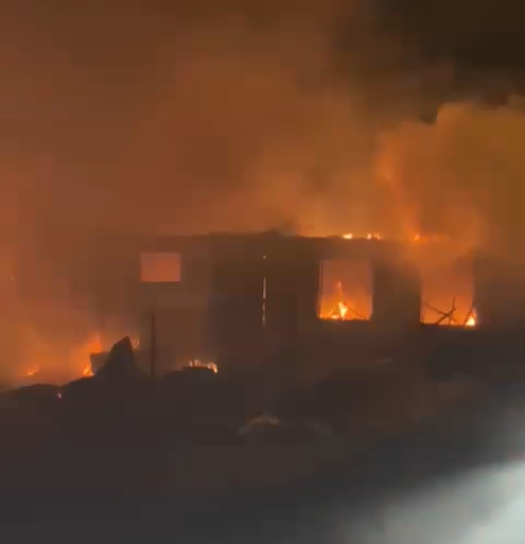 Ak&ccedil;adağ&rsquo;da besi &ccedil;iftliği ve odunlukta yangını
