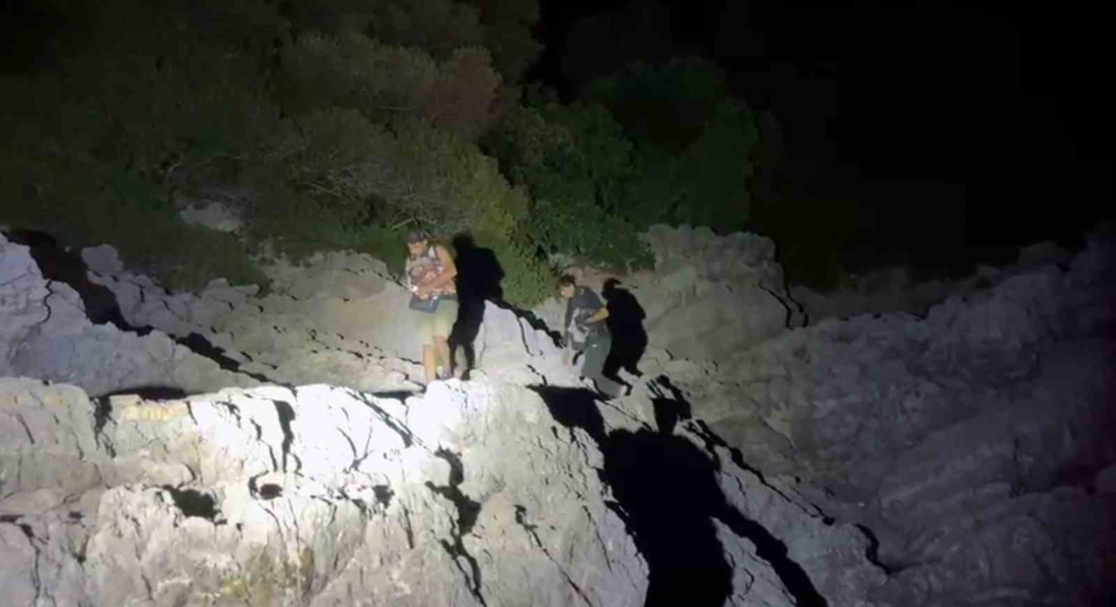 2 düzensiz göçmen karadan ulaşımın bulunmadığı bölgeye bırakıldı