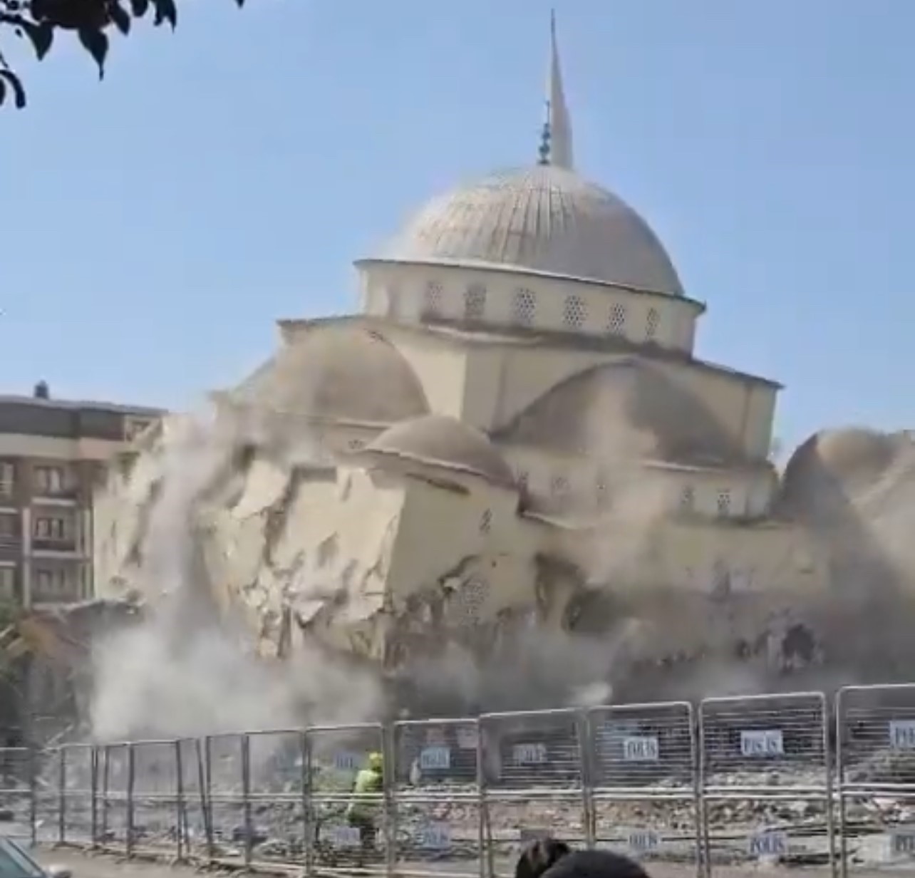 Van&rsquo;da yarım asırlık camide kontroll&uuml; olarak yıkıldı
