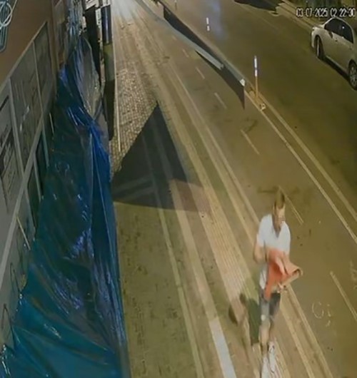 Polonya uyruklu şahıs Türk bayrağını alıp götürdü, polis bulup sahibine teslim etti