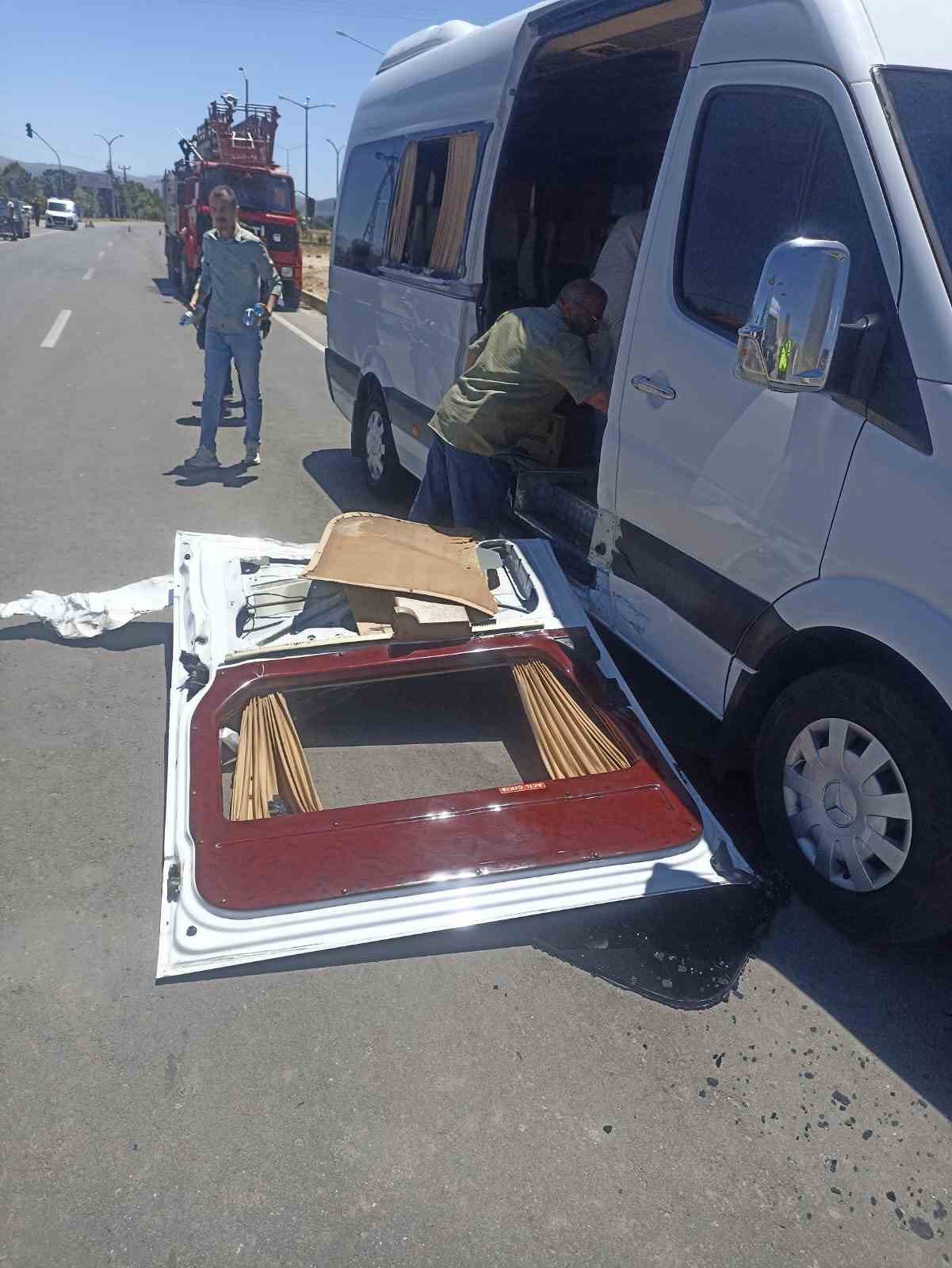 Otomobille &ccedil;arpışan minib&uuml;s devrilmekten son anda kurtuldu: 3 yaralı
