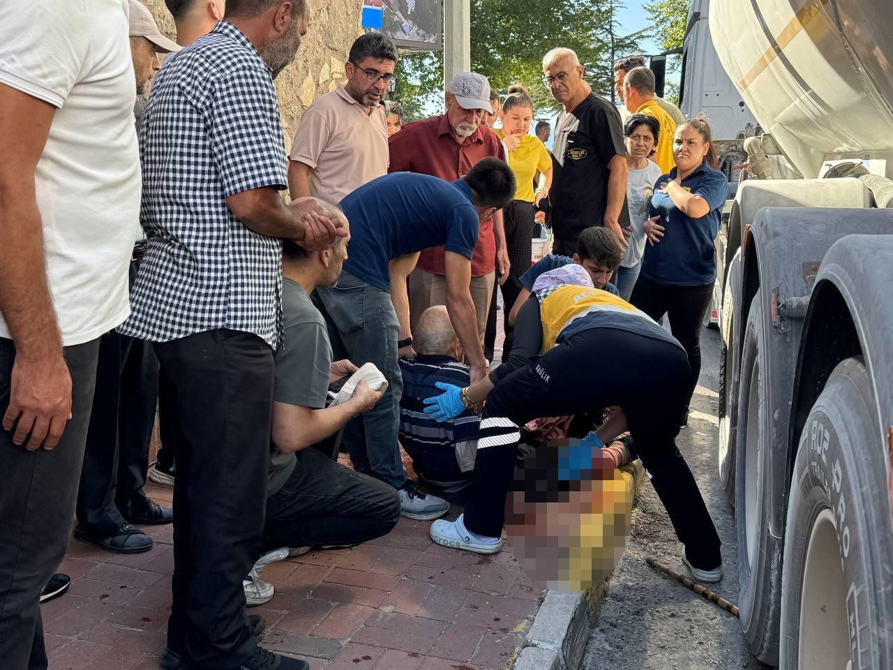 Tırın &ccedil;arptığı yaşlı adam yaralandı
