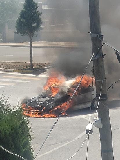 Aksaray&rsquo;da seyir halindeki otomobil alev alev yandı

