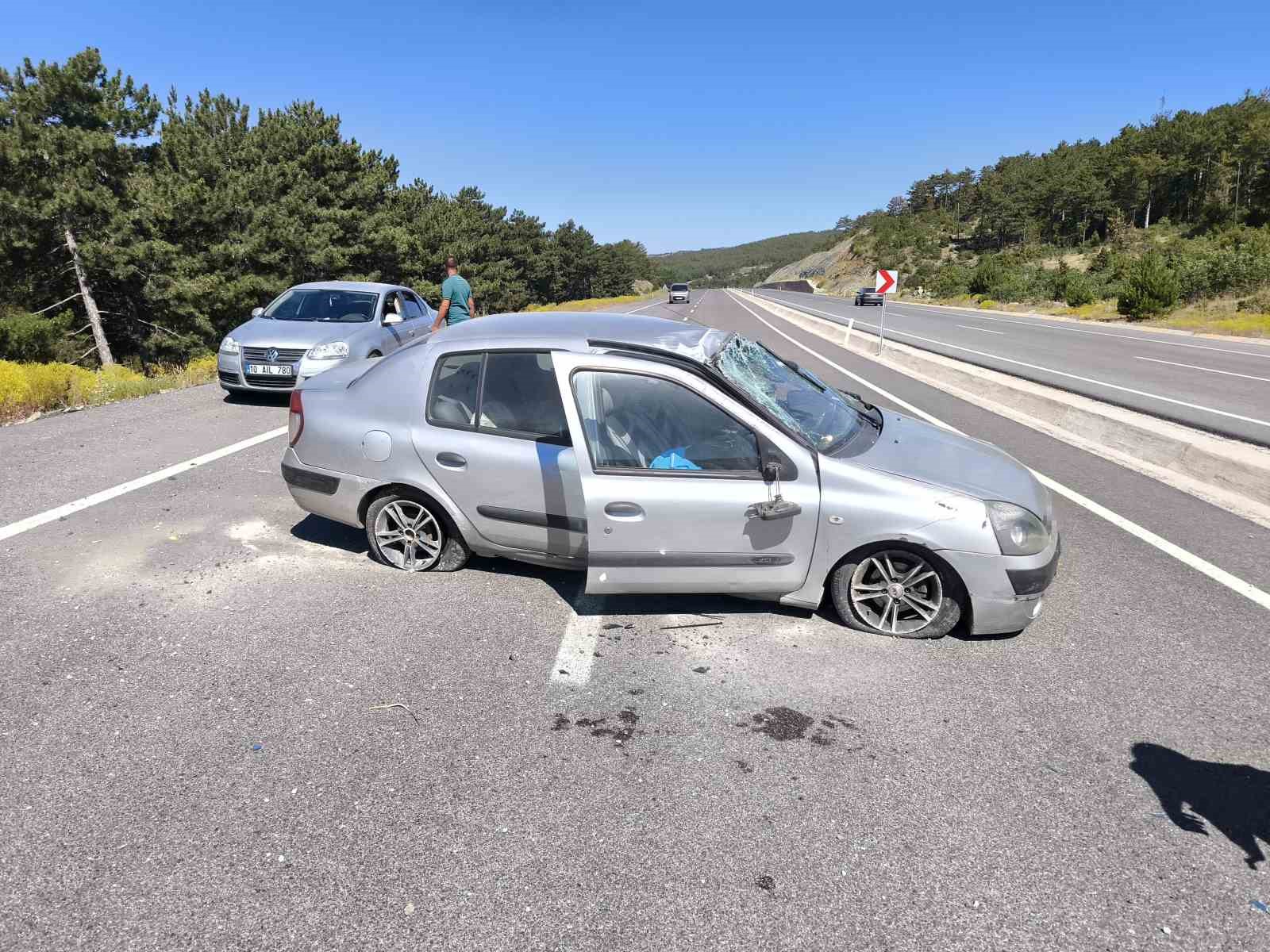Tavşanlı’da otomobil takla attı: 3 yaralı