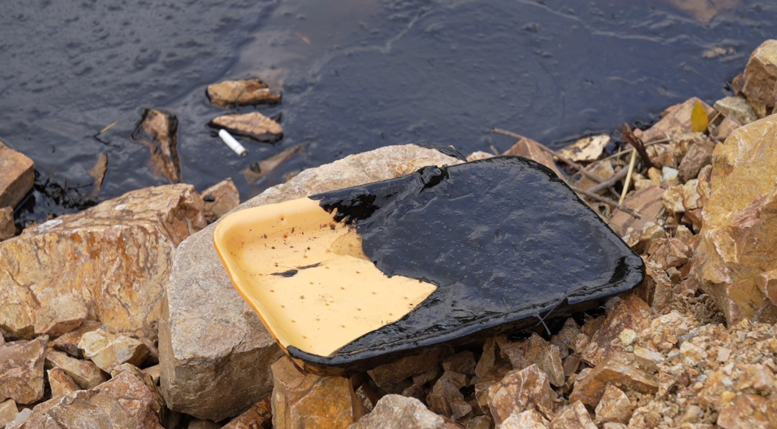 Gümüşhane’de akaryakıt sızıntısı: Harşit Çayı siyaha büründü
