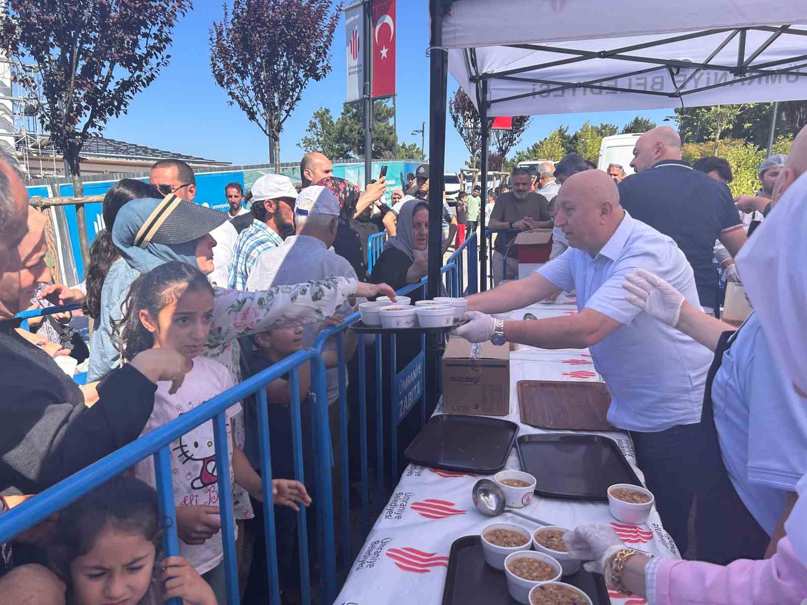 Ümraniye’de Osmangazi Millet Bahçesi’nde vatandaşlara aşure ikram edildi