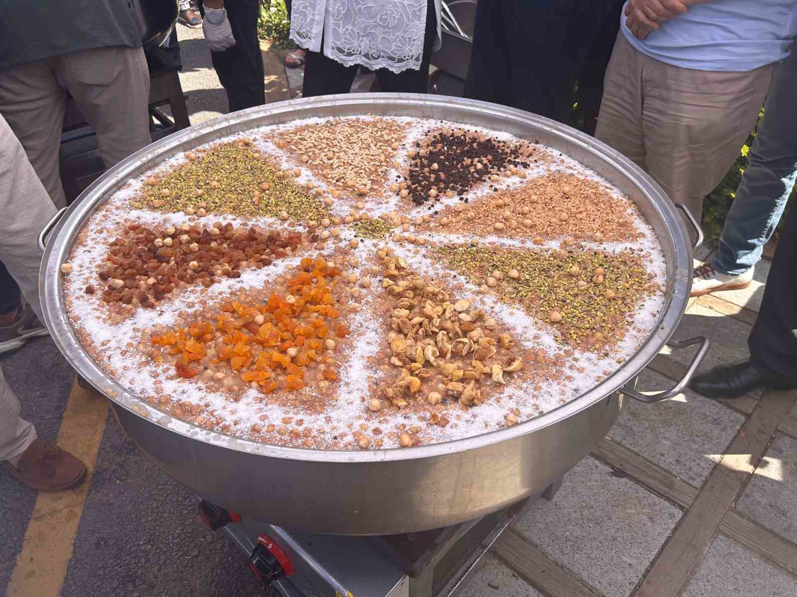 Ümraniye’de Osmangazi Millet Bahçesi’nde vatandaşlara aşure ikram edildi
