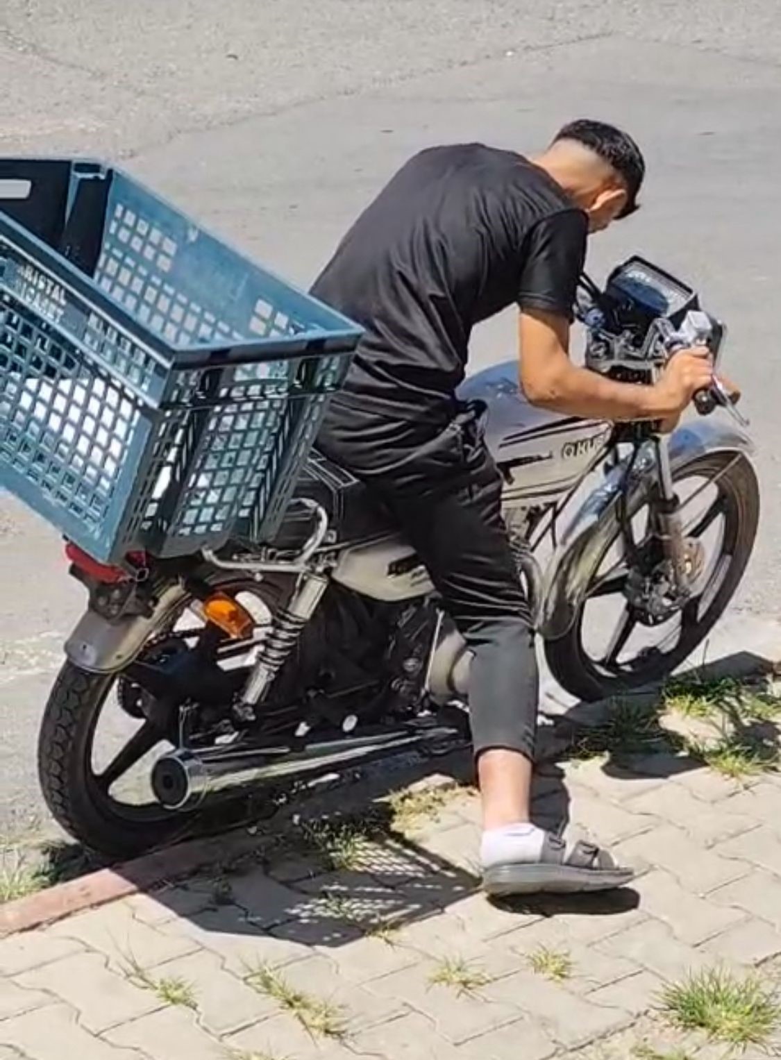 Batman&rsquo;da uyuşturucu kullanan gen&ccedil;ler sokak ortasında baygın halde g&ouml;r&uuml;nt&uuml;lendi
