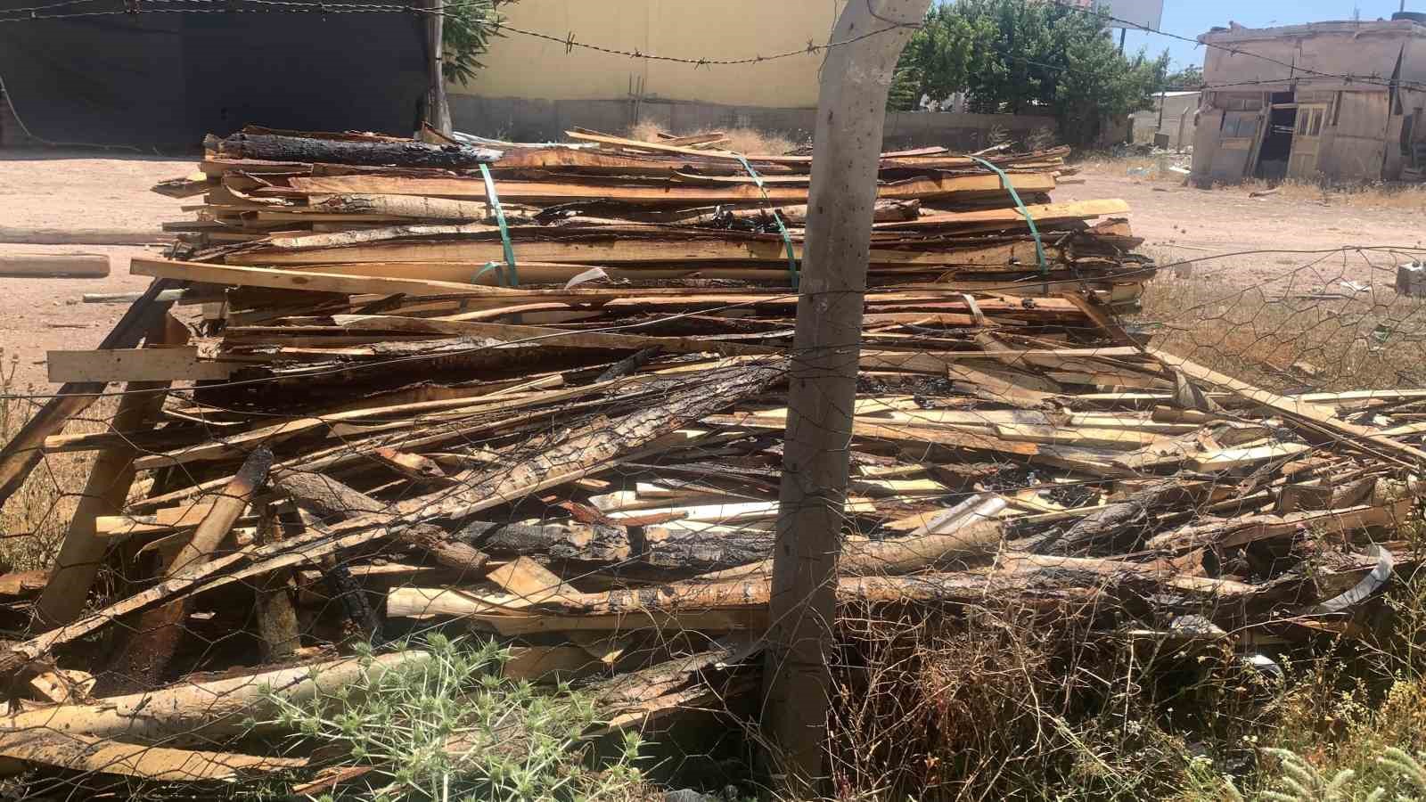 Karaman’da tutuşan keresteleri itfaiye söndürdü