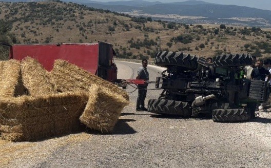 Gönen’de saman yüklü traktör devrildi