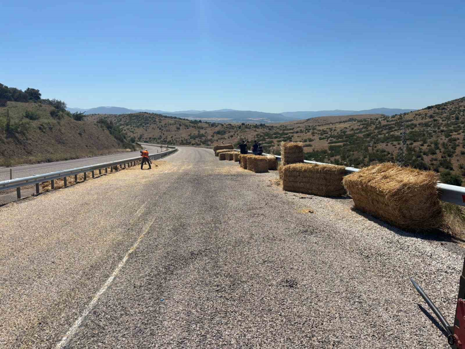 G&ouml;nen&rsquo;de saman y&uuml;kl&uuml; trakt&ouml;r devrildi
