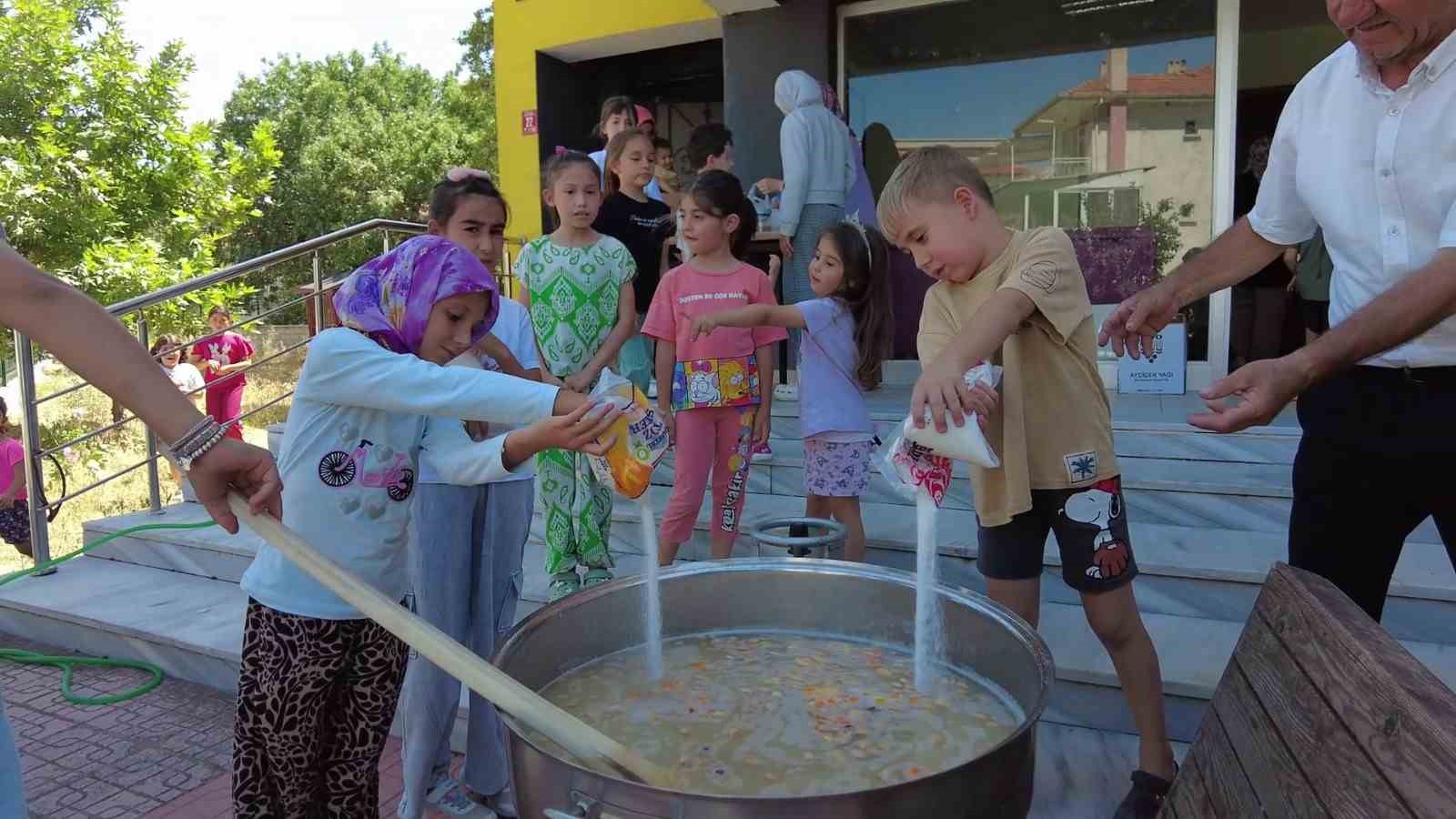 Sındırgı’da yaz okulu öğrencilerinden aşure hayrı