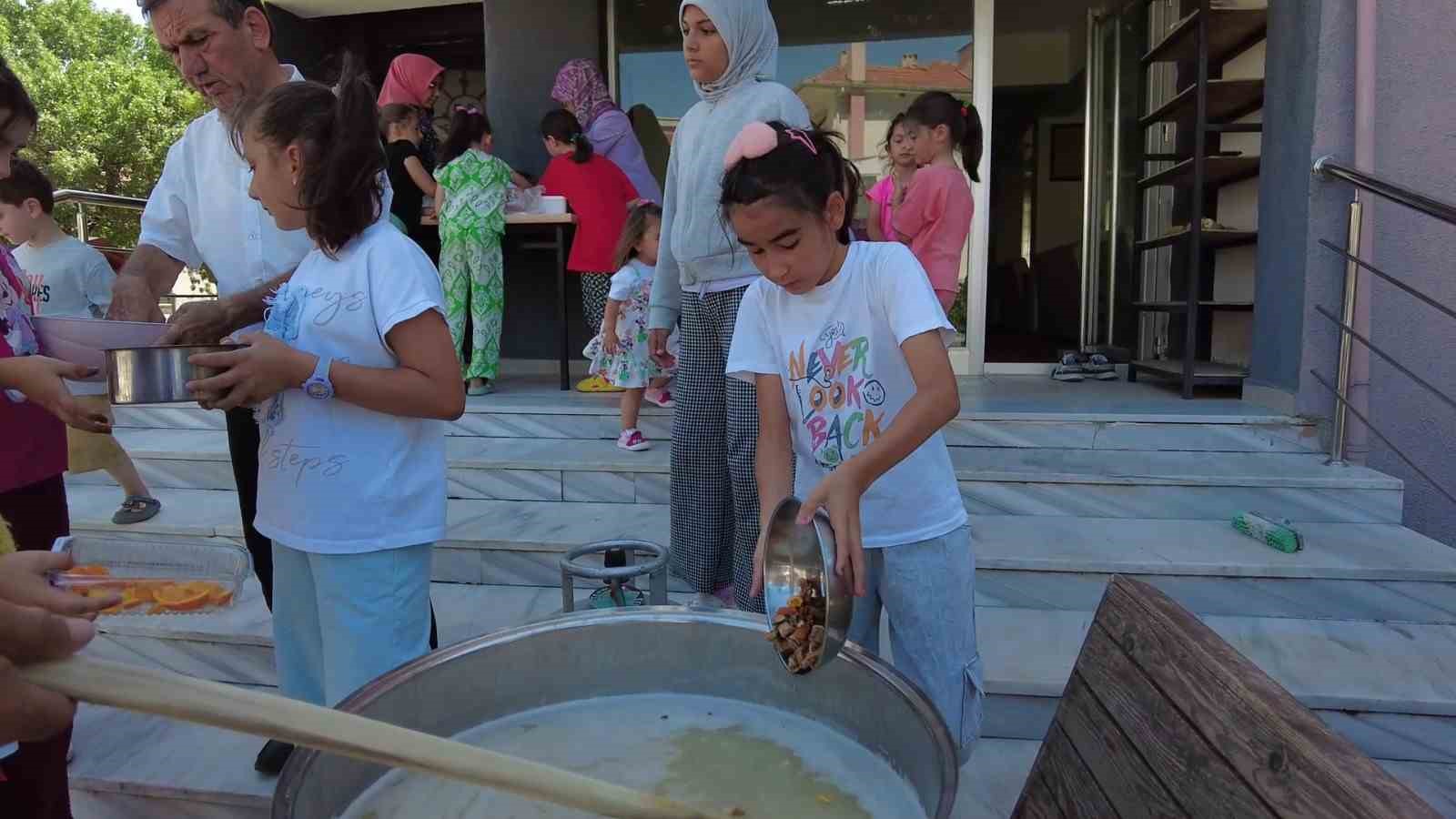 Sındırgı&rsquo;da yaz okulu &ouml;ğrencilerinden aşure hayrı
