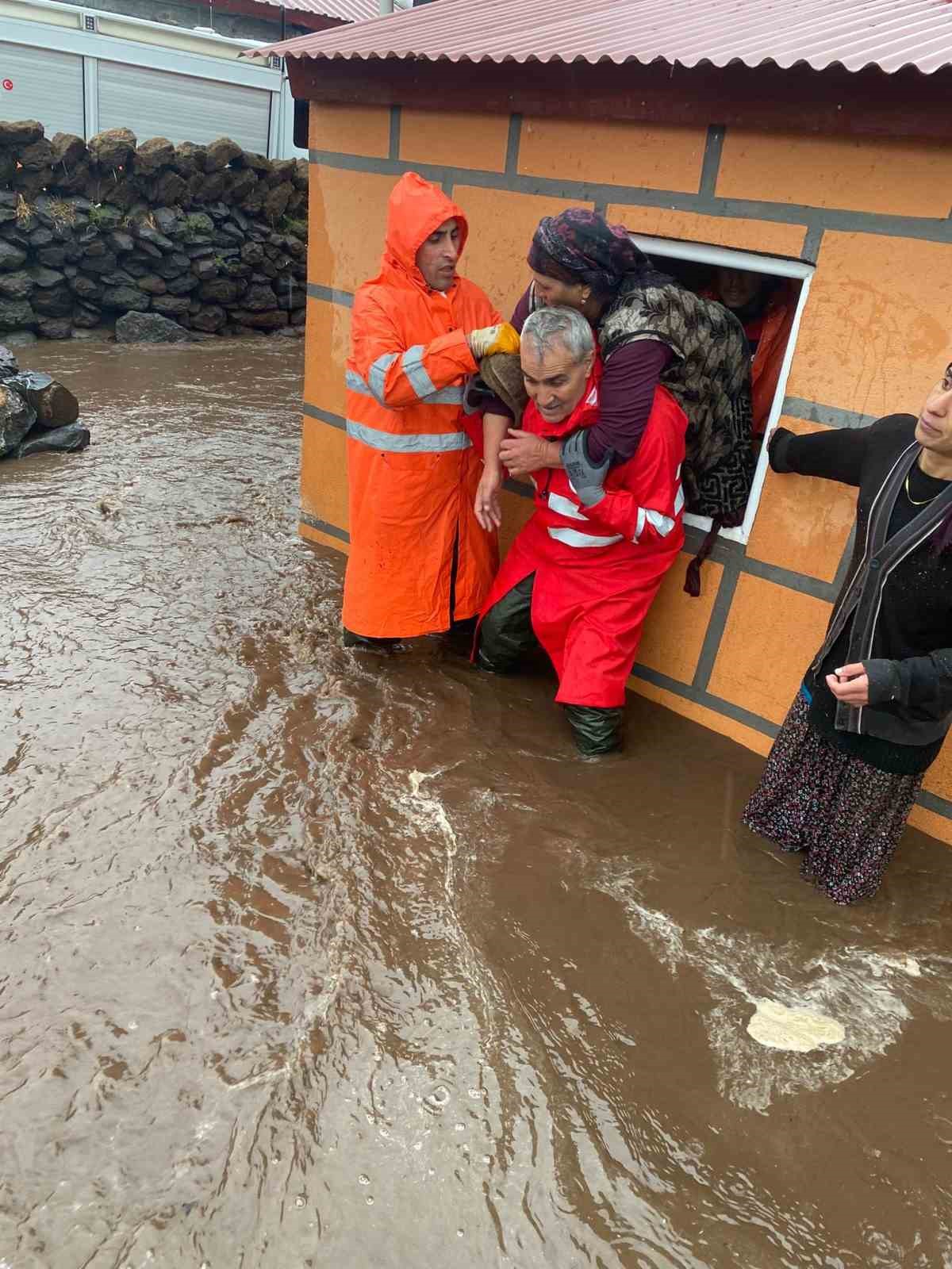 Kars&rsquo;ta sağanak yağış sele yol a&ccedil;tı: Evler sular altında kaldı
