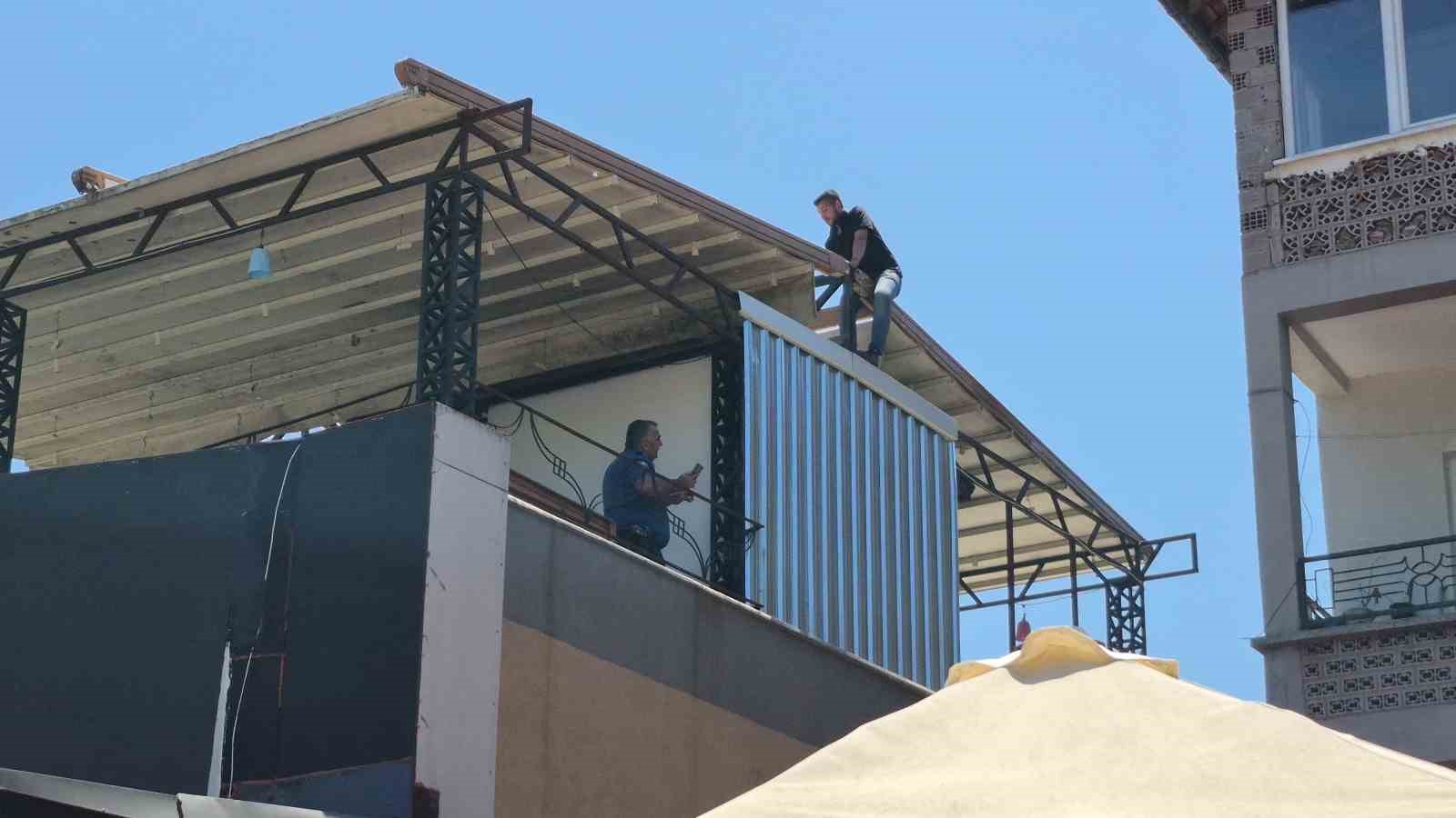 Belediye başkanı ile g&ouml;r&uuml;şmek isteyen kişi &ccedil;atıya &ccedil;ıktı
