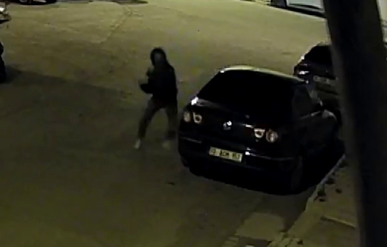 Karaman’da otomobile zarar veren kasklı saldırgan kamerada