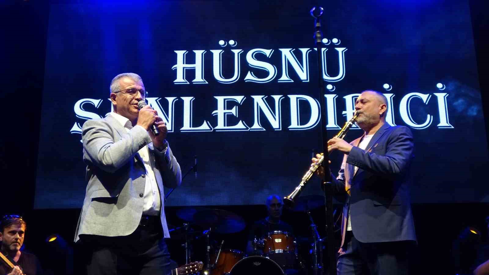 Karabiga’da Priapos Deniz Festivali’nde Hüsnü Şenlendirici ve Emre Fel rüzgarı esti

