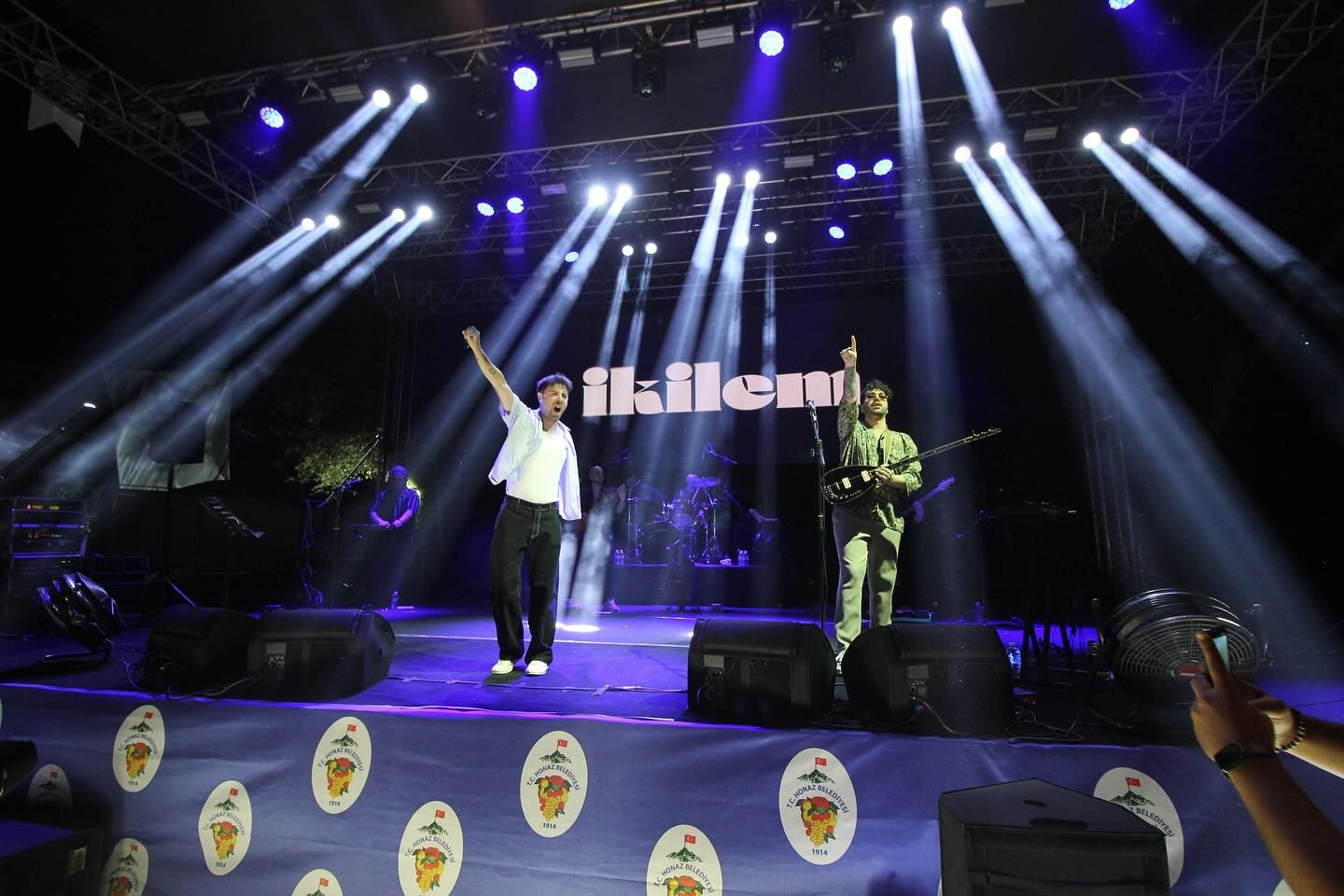 Honaz Kiraz Festivali Coşkusu: Saygın Şahin ve Grup İkilem ile Unutulmaz Bir Gecə!