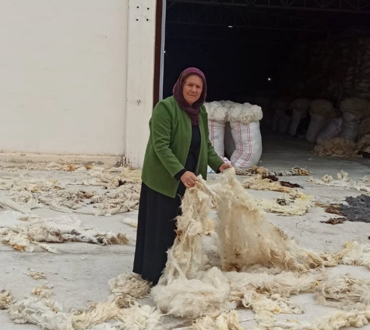 Çöpten topladığı yünlerle iş kurdu
