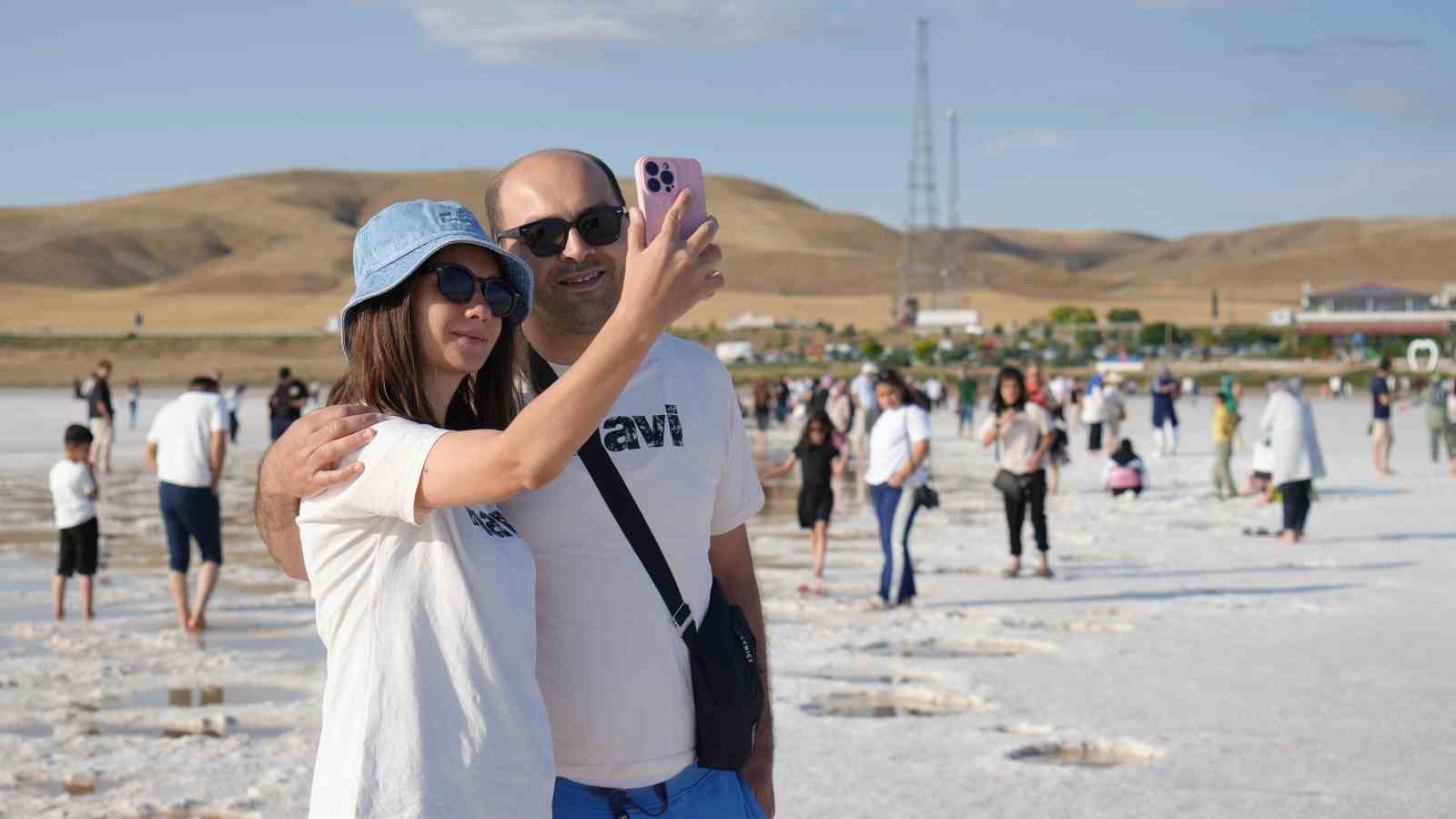 Tuz Gölü ziyaretçilerin akınına uğruyor
