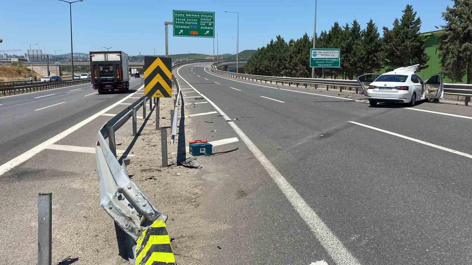 TEM’de bariyere çarpan otomobilin tavanı koptu: 4 yaralı
