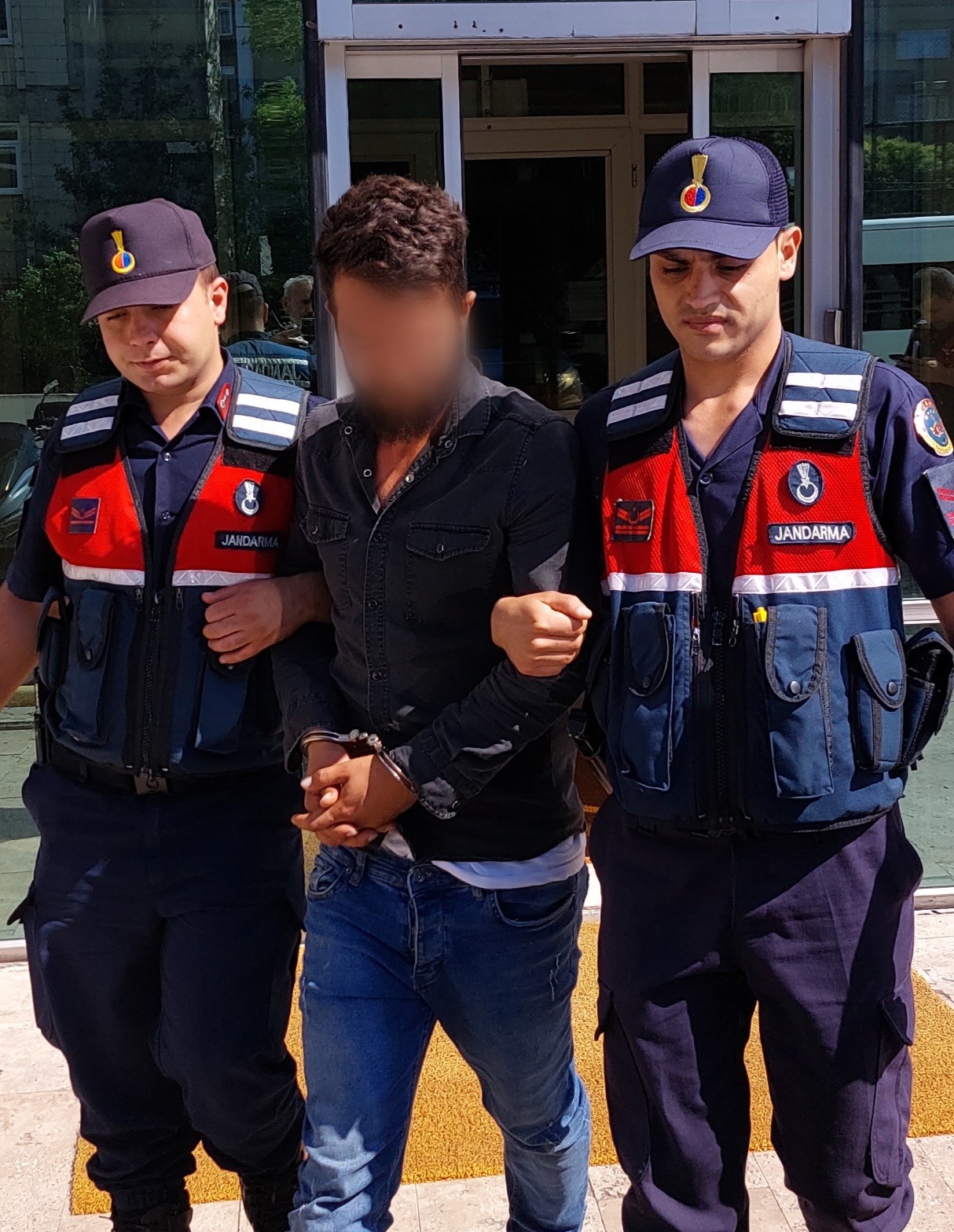 Husumetlisini vurmak isterken yanndaki 2 kiiyi yaralad, zr diledi
