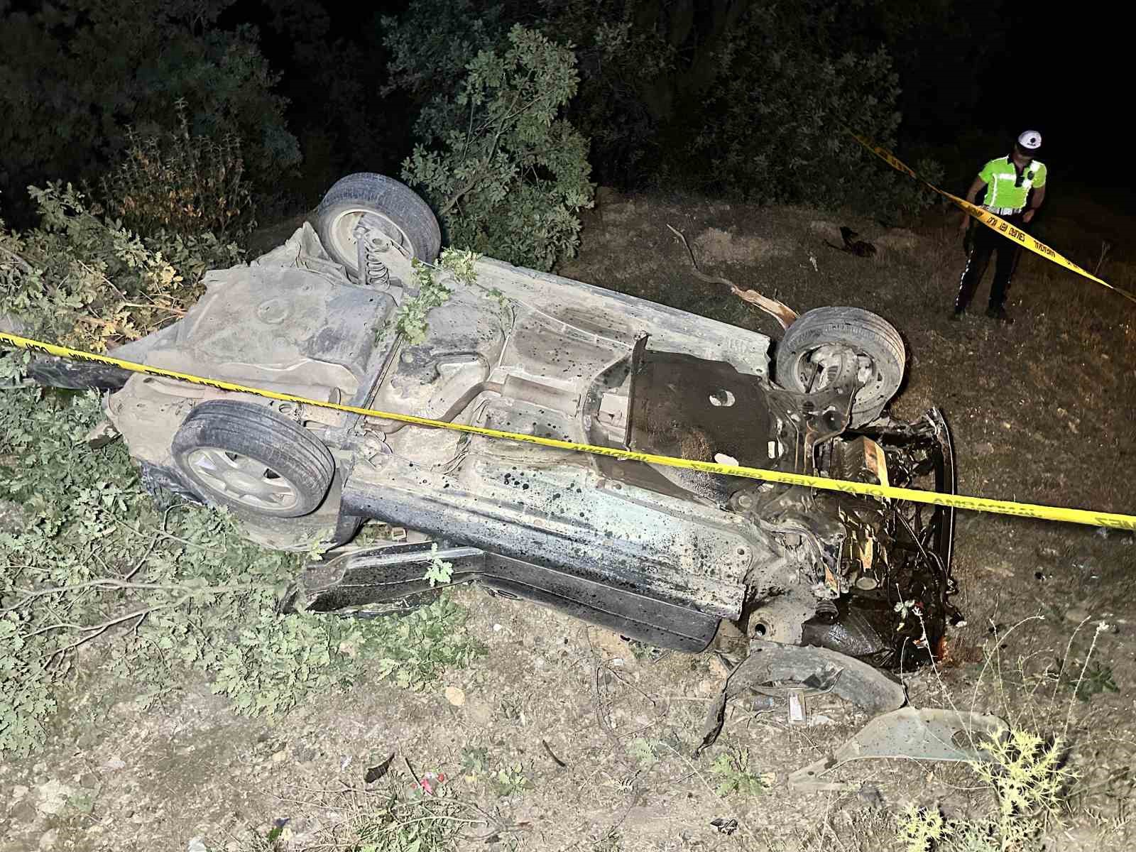 Kontrolden &ccedil;ıkan otomobil şarampole devrildi: 1 &ouml;l&uuml;, 2 yaralı
