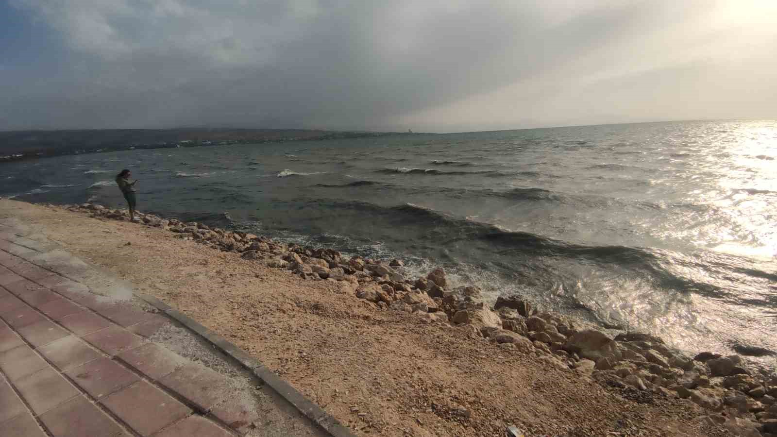 Van’da şiddetli rüzgar: Dalgalar Van Gölü sahilini dövdü