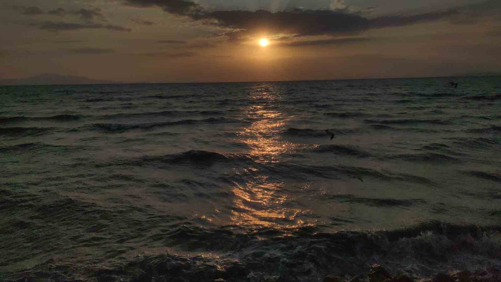 Van&rsquo;da şiddetli r&uuml;zgar: Dalgalar Van G&ouml;l&uuml; sahilini d&ouml;vd&uuml;
