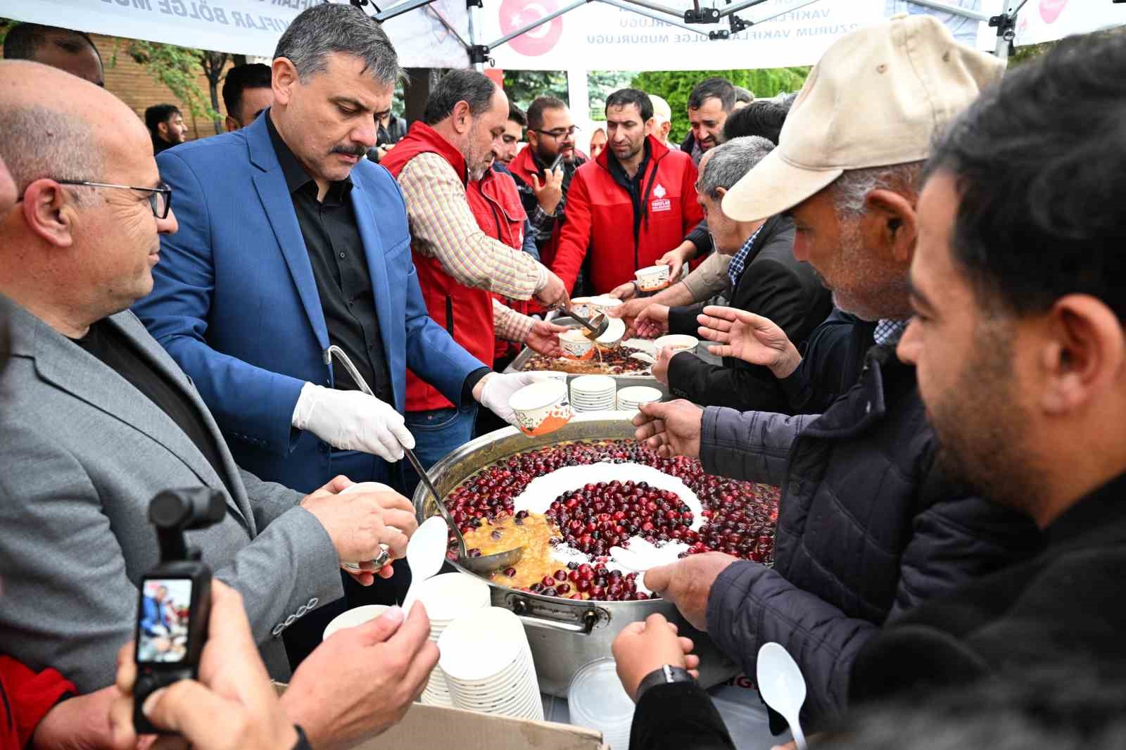 Vali Çiftçi vatandaşlara aşure dağıttı