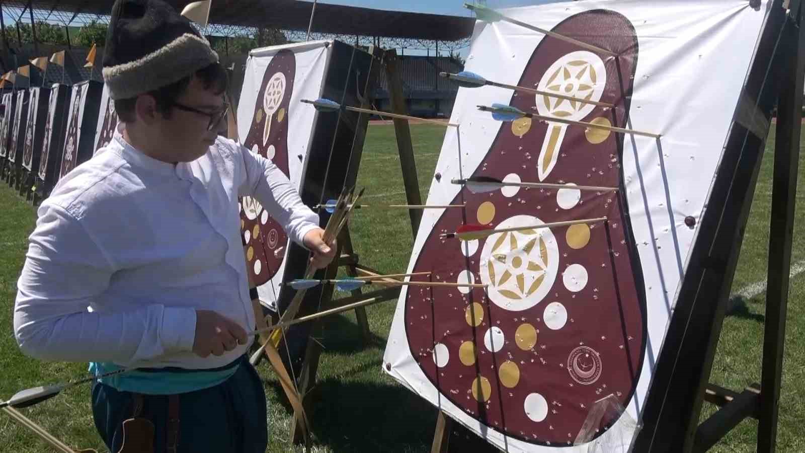 Okçuluk çocukların hem ruhuna hem bedenine iyi geliyor