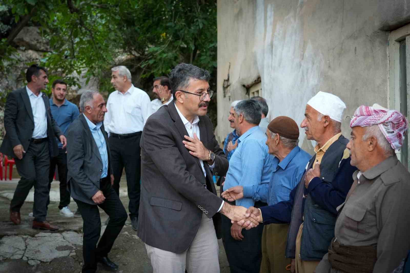 Vali Çelik, Şemdinli’ye bağlı köylerde yol çalışmalarını inceledi