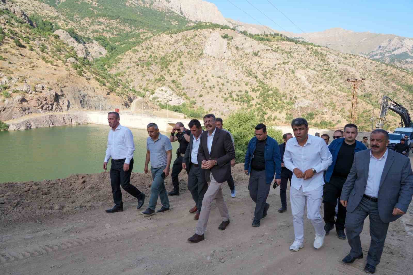 Vali &Ccedil;elik, Şemdinli&rsquo;ye bağlı k&ouml;ylerde yol &ccedil;alışmalarını inceledi
