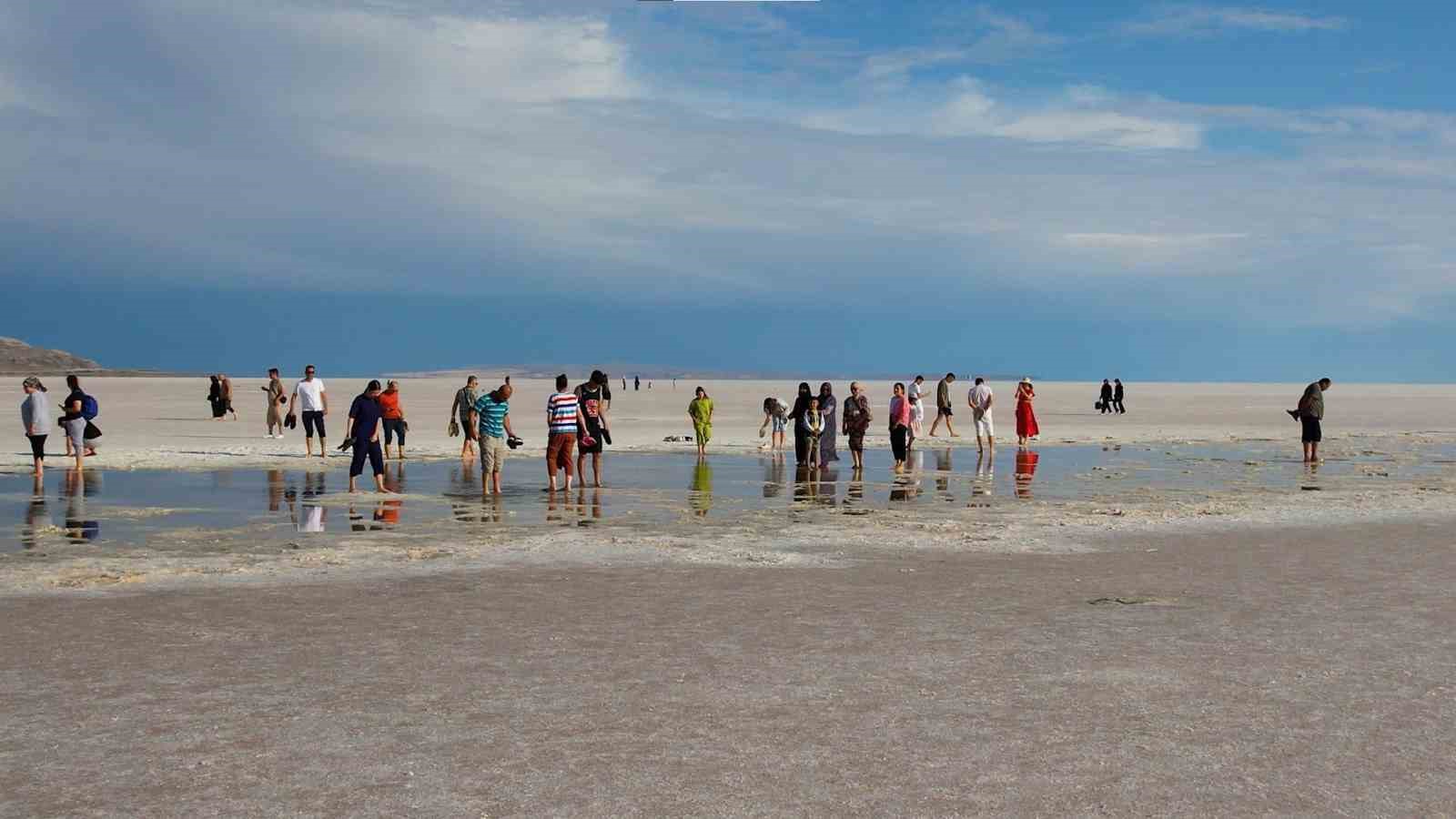 Tuz Gölü ziyaretçilerin akınına uğruyor