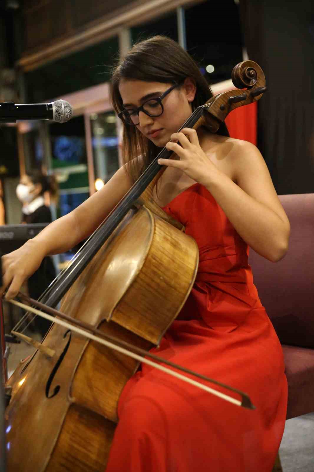 Kadına yönelik şiddete müzikle dikkat çekti