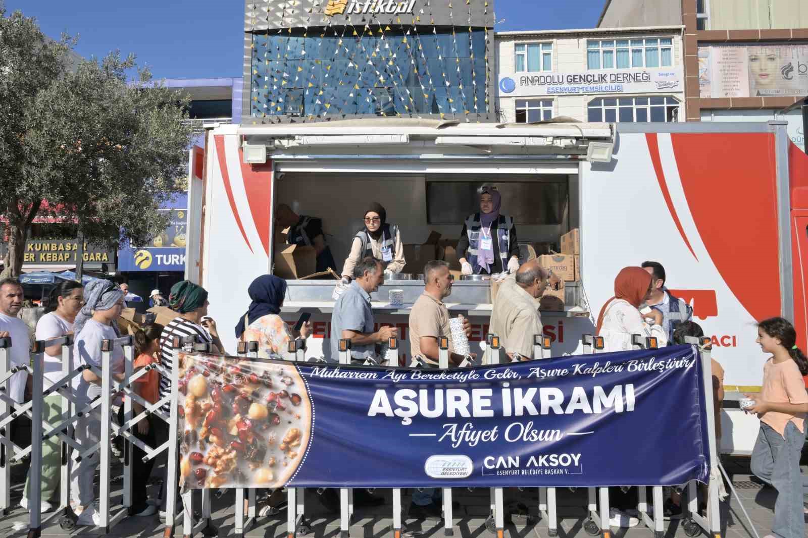 Esenyurt&rsquo;ta aşure bereketi: 17 bin kişiye aşure ikram edildi
