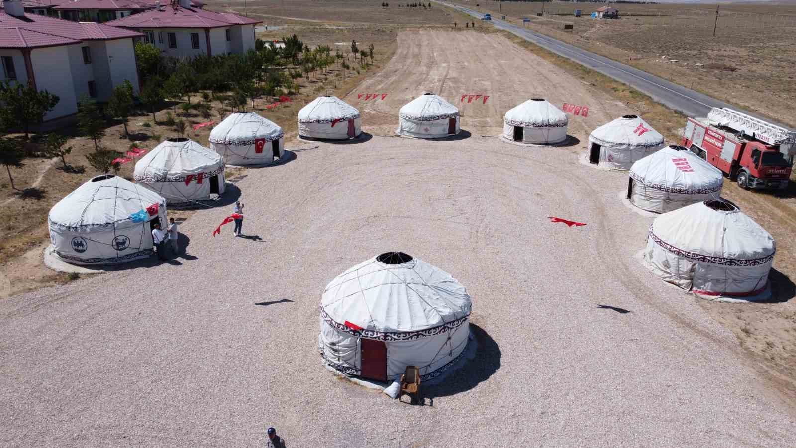 Kırgız T&uuml;rkleri binlerce yıllık tarihe sahip Boz &Uuml;ylerde k&uuml;lt&uuml;rlerini tanıtıyorlar
