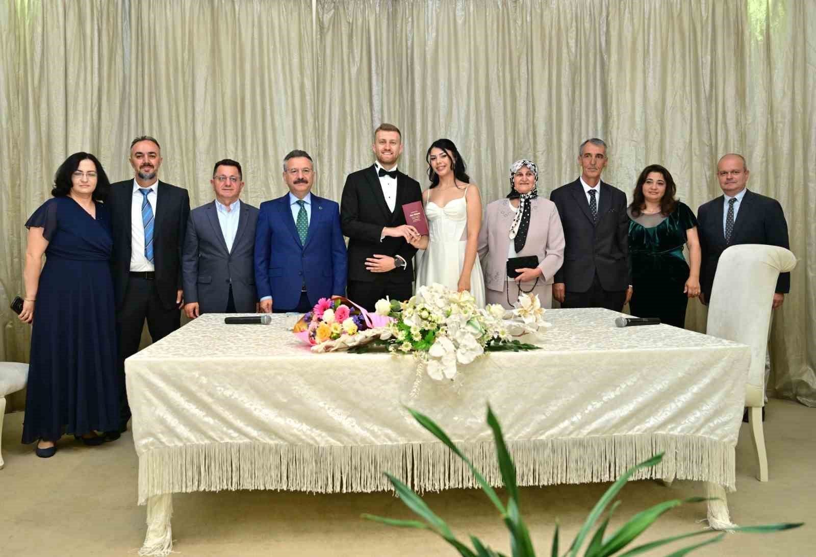 Vali Aksoy, polis memurunun kızının nikah şahidi oldu