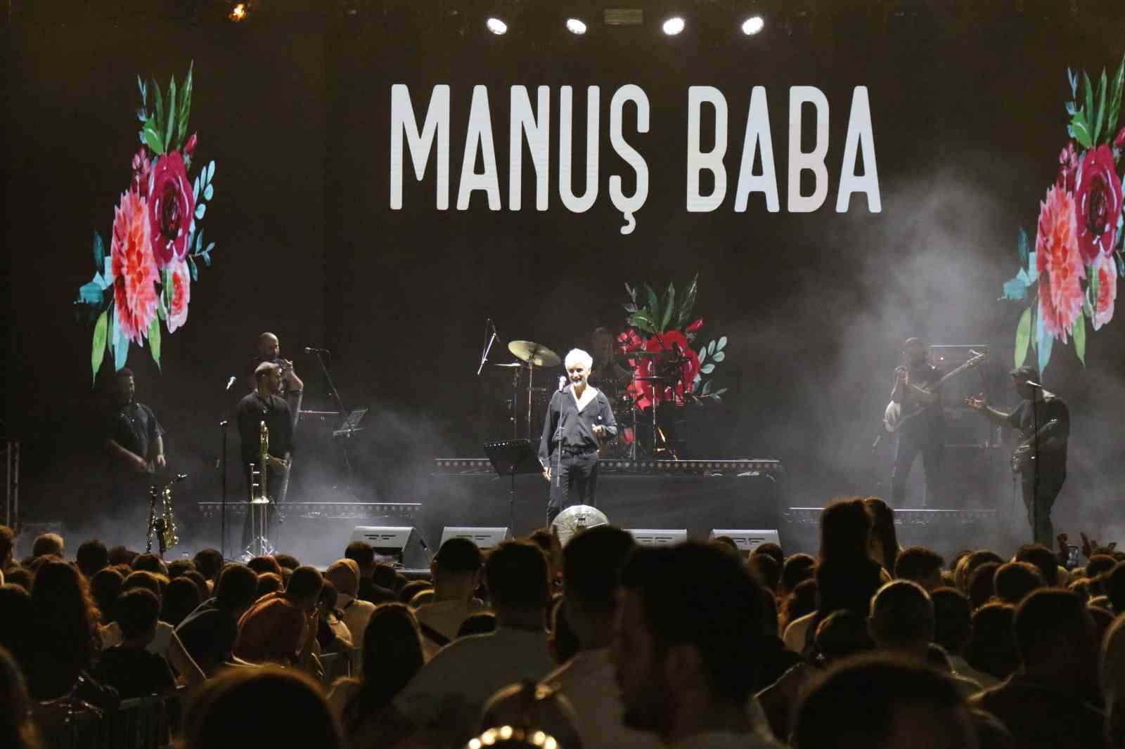 Manuş Baba, DEMOT’ta hayranlarıyla bir araya geldi