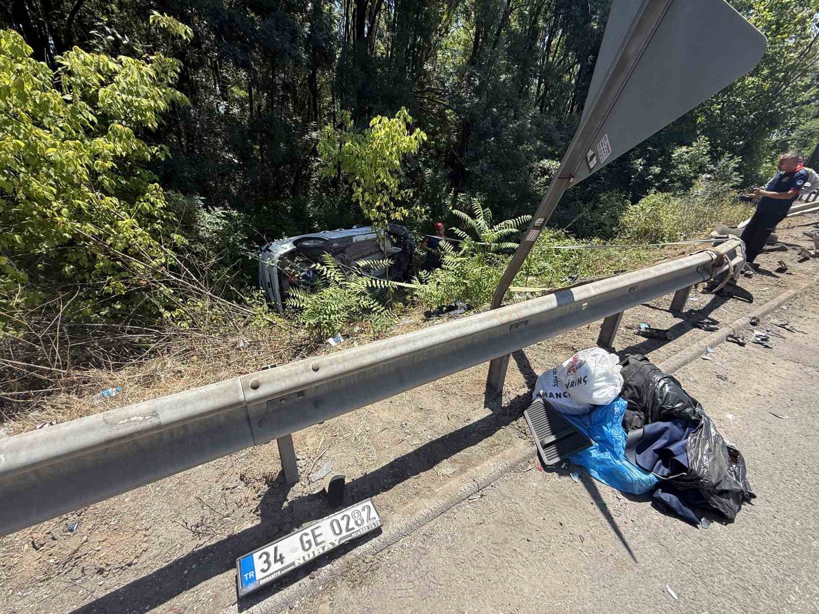 Otoyolda kontrolden &ccedil;ıkan hafif ticari ara&ccedil; şarampole devrildi: 6 hafif yaralı
