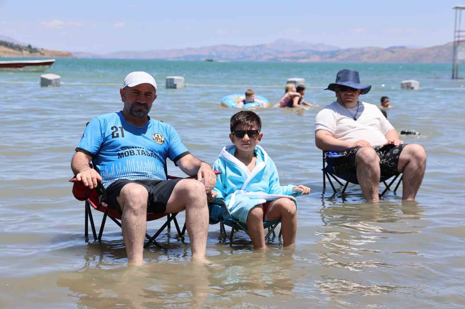 Tatilciler Ege sahillerini aratmayan Hazar G&ouml;l&uuml;&rsquo;ne akın etti
