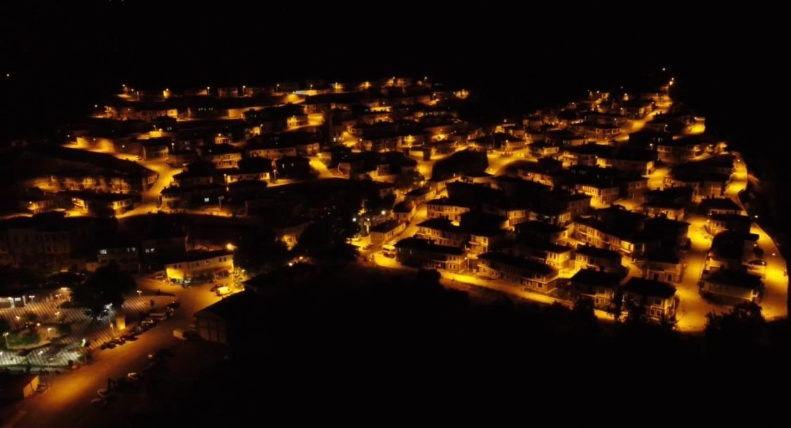 Sivrice depremi sonrası yeniden inşa edilen Doğanyol’un gece görüntüsü hayran bıraktı