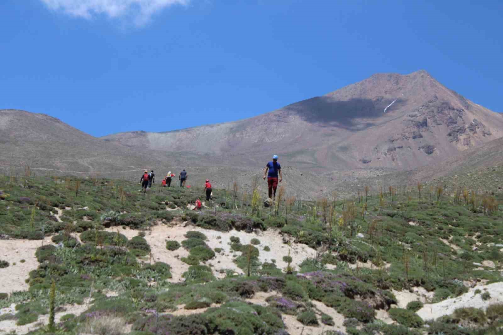 Erciyes&rsquo;te yaralanan 2 dağcı mahsur kaldı
